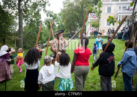 La reconstitution médiévale enseigne aux procédures militaires pendant la guerre d'indépendance aux visiteurs à la réouverture de l'Hamilton Grange Banque D'Images