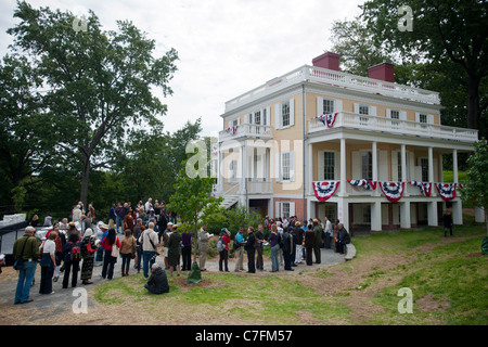 Visiteurs à la réouverture de l'Hamilton Grange National Memorial à elle est la nouvelle maison à Saint Nicholas Park dans la région de Harlem à New York Banque D'Images