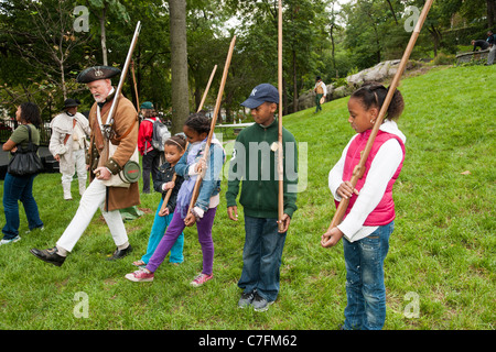 La reconstitution médiévale enseigne aux procédures militaires pendant la guerre d'indépendance aux visiteurs à la réouverture de l'Hamilton Grange Banque D'Images