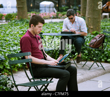 Les utilisateurs de l'iPad Apple à Bryant Park à New York le mardi, 13 août, 2011. (© Richard B. Levine) Banque D'Images