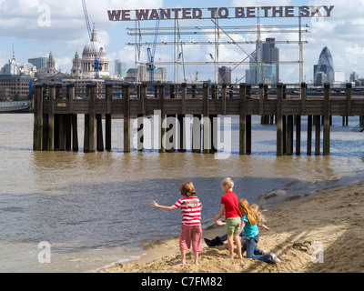 Enfants jouant à marée basse 2, Londres, au cours du Festival 2011 Thames Banque D'Images