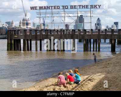 Enfants jouant à marée basse 3, Londres, au cours du Festival 2011 Thames Banque D'Images