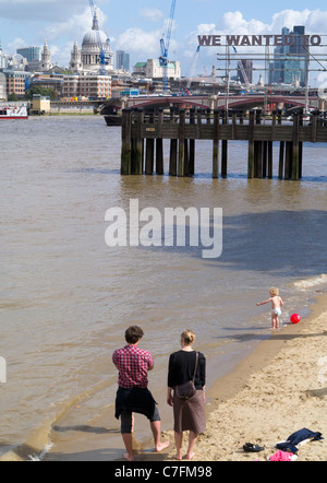 Enfants jouant à marée basse 4, Londres, au cours du Festival 2011 Thames Banque D'Images