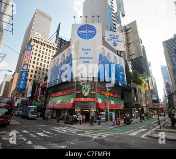 La publicité sur des panneaux publicitaires à Times Square à New York pour le programme de télévision ABC, 'Pan Am' Banque D'Images