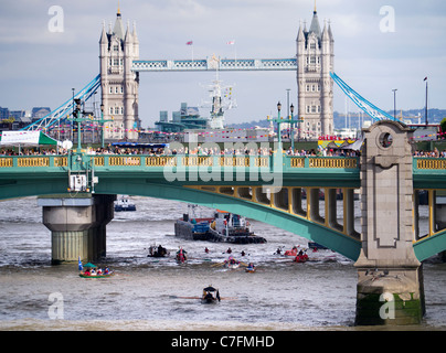 Flottille de petits bateaux passe sous le pont de Southwark, Londres, 3 au cours de la Thames Festival 2011 Banque D'Images