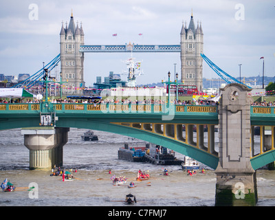 Flottille de petits bateaux passe sous le pont de Southwark, Londres, 2 au cours de la Thames Festival 2011 Banque D'Images