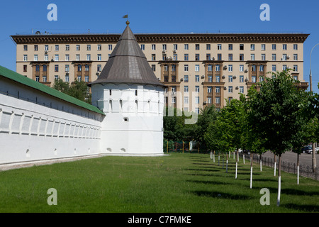 Mur de défense du 14ème siècle Monastère Novospassky à Moscou, Russie Banque D'Images