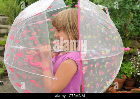 Une fille joue avec des parapluies Banque D'Images