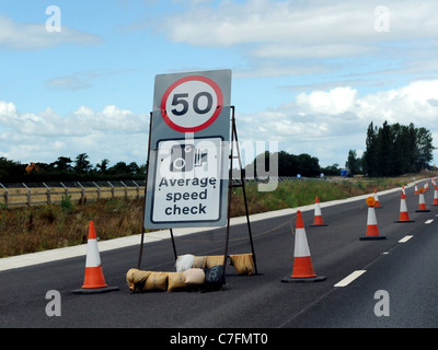 Un signe d'autoroute qui met en garde contre un radar et une vitesse moyenne de 50 mi/contrôle Banque D'Images