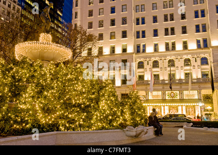 Les lumières de Noël Plaza Hotel Pulitzer Fountain Banque D'Images