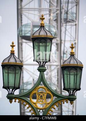Lanterne sur le pont de Westminster et le London Eye Banque D'Images