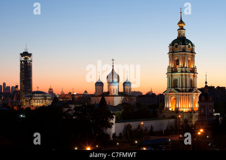 Coucher de soleil sur le 14e siècle le Monastère de Novospassky à Moscou, Russie Banque D'Images