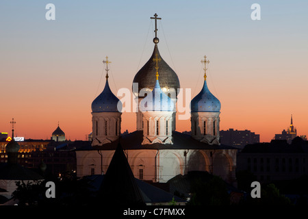 Coucher de soleil sur le 14e siècle le Monastère de Novospassky à Moscou, Russie Banque D'Images