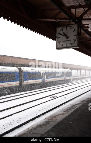 En train La gare de Leamington Spa dans une tempête de neige de décembre 2010, England, UK Banque D'Images