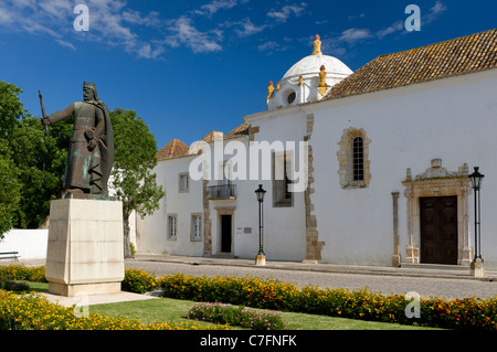 Portugal, Algarve, Faro, le musée archéologique et la statue d'Alphonse III, le musée municipal Banque D'Images