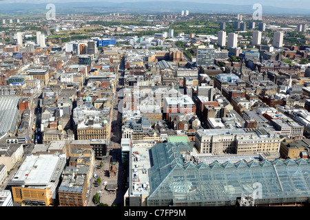 Vue sur le centre-ville de Glasgow en Écosse, au Royaume-Uni, en Europe, à partir de l'air avec la "maison de verre" (St Enoch Centre) et St Enoch Square au premier plan. Banque D'Images