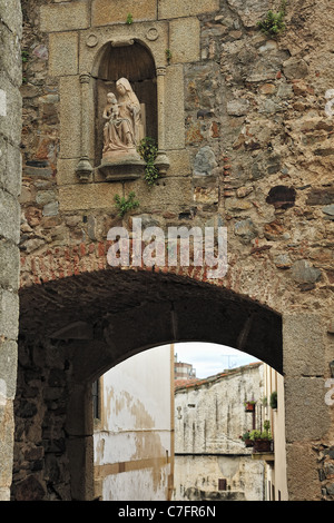 Vieux Mur, arc et de l'image à Caceres (Estrémadure, Espagne) Banque D'Images