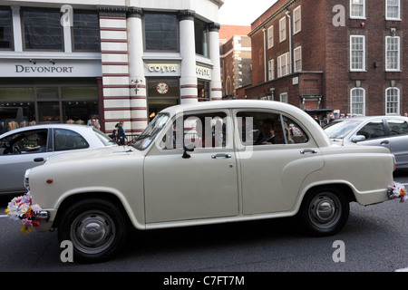 L'HINDUSTAN AMBASSADOR, considéré dans le coeur du west end ce modèle particulier est un véhicule de location privée à Londres. Banque D'Images