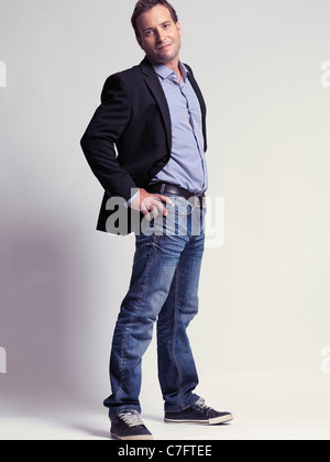 À la mode homme dans la trentaine portait un jean et une veste élégante Banque D'Images