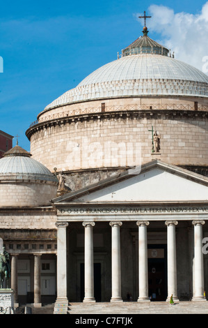 L'Italie, Campanie, Naples, l'église de San Francesco di Paola sur la place du plébiscite. Banque D'Images