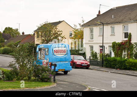 Ice cream van garé sur un lotissement à Bury St Edmunds, Suffolk Banque D'Images