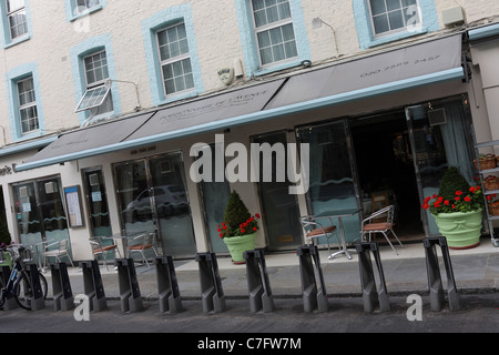 POISSONERIE DE L,AVENUE, un restaurant français servant des plats de poissons et d'huîtres et Al une carte. Banque D'Images