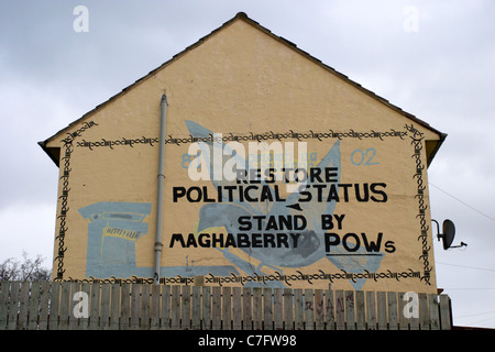 Restaurer l'état de prisonniers politiques détenus maghaberry républicaine la peinture murale mur ouest de Belfast en Irlande du Nord Banque D'Images