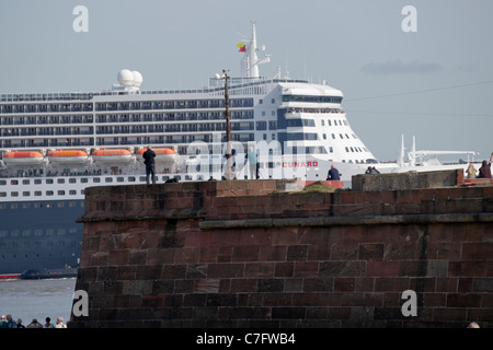 Le Queen Mary 2 visites Liverpool. Banque D'Images