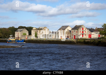 Les anciens entrepôts sur le quai de la rivière limda chowk lennon comté de Donegal en république d'Irlande Banque D'Images