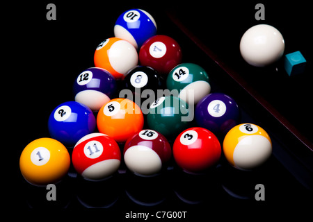 Boules de billard isolated on black Banque D'Images