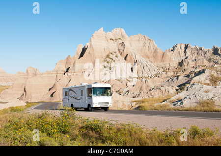 Les touristes dans un véhicule récréatif de route à travers le Parc National de Badlands, dans le Dakota du Sud. Banque D'Images