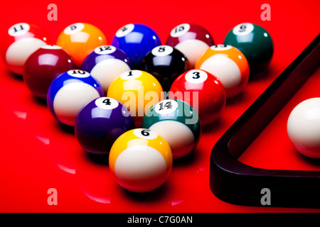 Boules de billard isolé sur red Banque D'Images