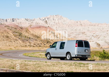 Les touristes conduire un van par Badlands National Park dans le Dakota du Sud. Banque D'Images