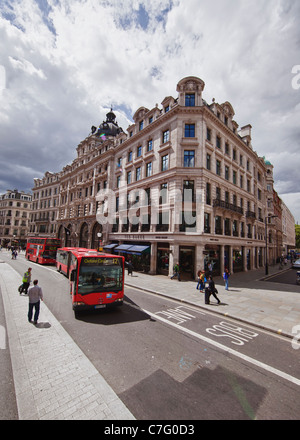 Déménagement des bus sur la rue de Londres, Angleterre Banque D'Images