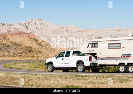 Les touristes en voiture un véhicule récréatif par Badlands National Park dans le Dakota du Sud. Banque D'Images