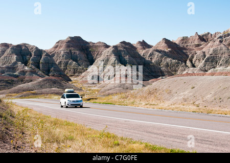 Les touristes conduire un van par Badlands National Park dans le Dakota du Sud. Banque D'Images