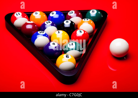 Boules de billard isolé sur red Banque D'Images