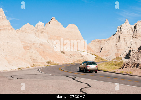 Les touristes en voiture à travers le Parc National de Badlands, dans le Dakota du Sud. Banque D'Images