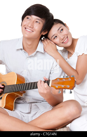 Jeune homme jouant de la guitare avec ma copine Banque D'Images