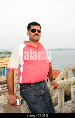 Ethinicity indien jeune homme avec des lunettes Banque D'Images