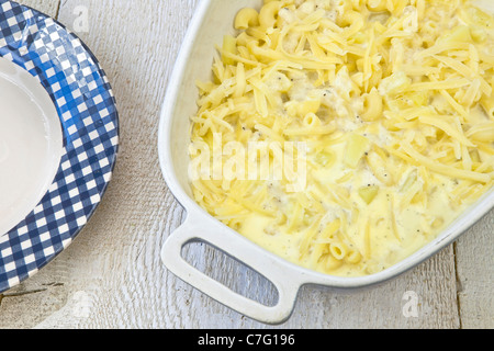 Pâtes aux pommes de terre et le fromage râpé dans une casserole Banque D'Images