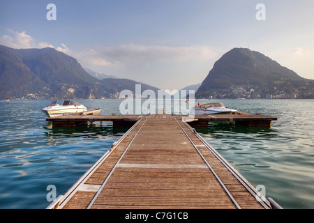 Un impressionnant pont d'embarcation sur le lac de Lugano, avec vue sur Monte Salvatore Banque D'Images