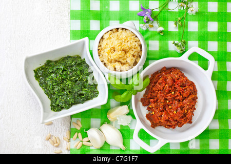 Le pesto avec les couleurs de l'Italie - composé de roquette et pesto de basilic, le fromage et les pignons de pin et tomates séchées Banque D'Images