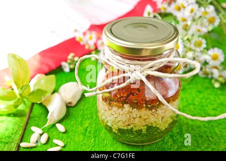 Pesto dans les couleurs nationales de l'Italie, composé de roquette et de basilic, tomates séchées et noix de pin Fromage au pesto Banque D'Images