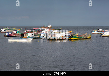 Bateaux de pêche colorés stationné dans l'océan. Banque D'Images