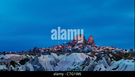 La Turquie Cappadoce Goreme paysage panorama, Uçhisar descendre au coucher de soleil, Nuit de la couche nuageuse copie couleur ciel riche espace culture Banque D'Images