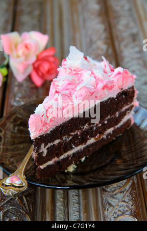 Colorés délicieux morceau de gâteau sur la plaque Banque D'Images