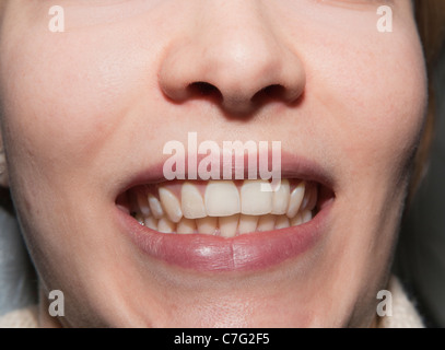 Jolie jeune femme de la vingtaine d'afficher ses belles dents parfait même Banque D'Images