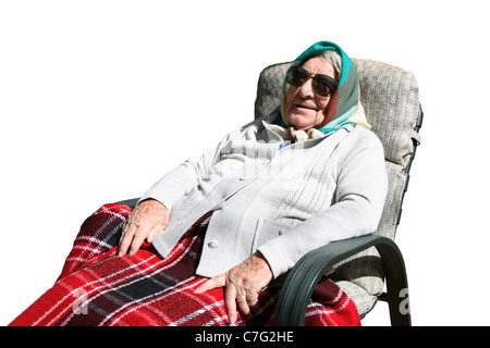 Femme âgée 90 ans en fauteuil fond blanc Banque D'Images