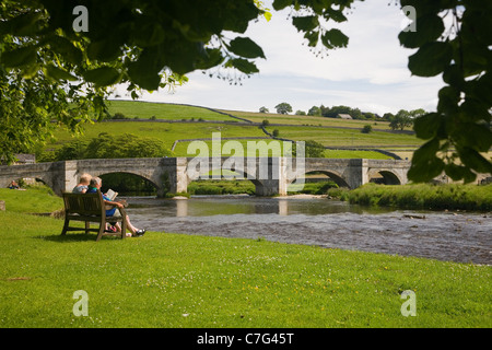 Les cinq-pont en arc à Tonbridge, Wharfedale, dans le Yorkshire, et la rivière Wharfe. Banque D'Images